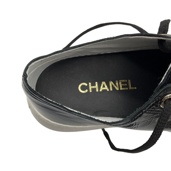 CHANEL BLACK 2024 CC LOGO PATENT CALFSKIN LEATHER LOW TOP SNEAKERS - Picture 9 of 10